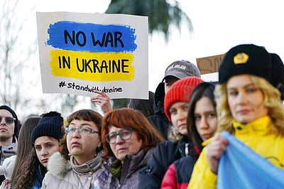 'போர் வேண்டாம்; அமைதி வேண்டும்' - வீதிகளில் இறங்கி ரஷிய மக்கள் போராட்டம்