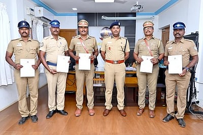 சிறந்த காவலா்களுக்கு பாராட்டுச் சான்றிதழ்