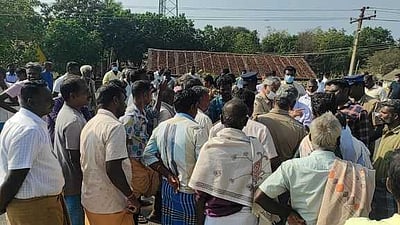 பொதுப்பாதை ஆக்கிரமிப்பு: கிராம மக்கள் சாலை மறியல்