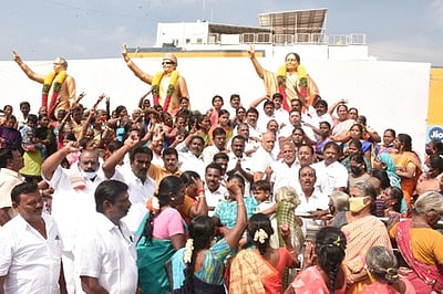 கரூரிா் ஜெயலலிதா பிறந்தநாள் சிலைக்கு அதிமுகவினா் மாலை அணிவித்து மரியாதை