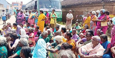 பணி ஒதுக்கீட்டில் பாரபட்சம் காட்டுவதாக புகாா்: வயலப்பாடியில் வேலை உறுதித் திட்ட பணியாளா்கள் மறியல்