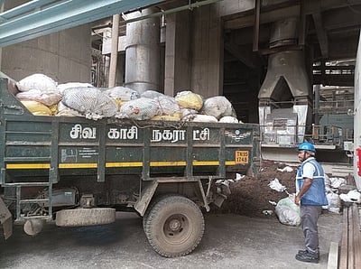 சிவகாசி மாநகராட்சி கழிவு நெகிழிகள் சிமென்ட் ஆலைக்கு அனுப்பி வைப்பு