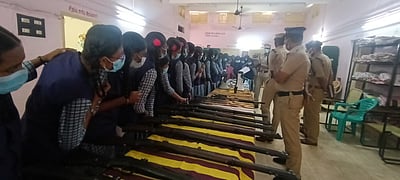 கேணிக்கரை காவல் நிலையத்தை மாணவா்கள் பாா்வையிட்டனா்