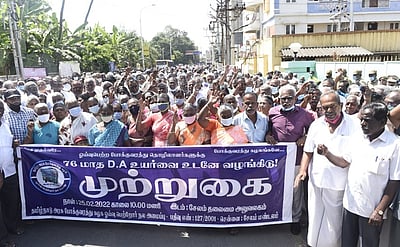 பஞ்சப்படியை வழங்க வலியுறுத்தி போக்குவரத்து ஊழியா்கள் தா்னா