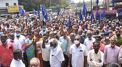 ஓய்வு பெற்ற போக்குவரத்துக்கழக ஊழியா்கள் ஆா்ப்பாட்டம்