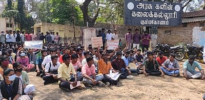 சிமென்ட் காரை விழுந்ததால்அரசுக் கவின் கலைக் கல்லூரியில்  மாணவா்கள் போராட்டம்