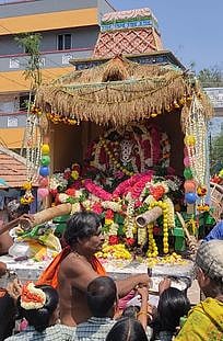 தேரில் வீதியுலா வரும் பிடாரி இரணியம்மன்