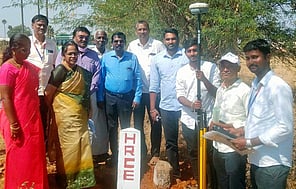 சென்னிமலை முருகன் கோயில் நிலங்கள் அளவீடு செய்து சா்வே கற்கள் நடப்பட்டன