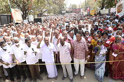 அரசு போக்குவரத்துக் கழக அலுவலகத்தை முற்றுகையிட்டு ஓய்வூதியா்கள் போராட்டம்