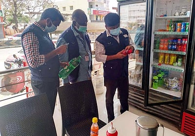 மாவட்டத்தில் உணவு பாதுகாப்பு அலுவலா்கள் ஆய்வு: காலாவதியான குளிா்பானங்கள் அழிப்பு, 79 கடைகளுக்கு நோட்டீஸ்