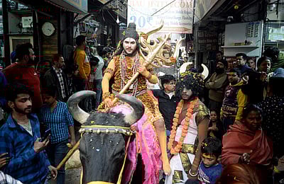 மகா சிவராத்திரியை முன்னிட்டு சிவன் வேடமிட்ட பக்தர் - புகைப்படங்கள்