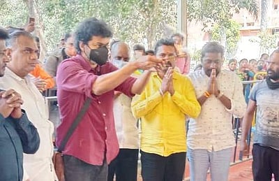 மறைந்த நடிகர் புனித் ராஜ்குமார் நினைவிடத்தில் நடிகர் விஜய் அஞ்சலி