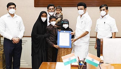 பள்ளி மாணவன் அப்துல்கலாமுக்கு குடியிருப்பு: முதல்வர் வழங்கினார்