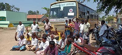 காசாங்கோட்டை மாரியம்மன் கோயிலை சீரமைக்கக் கோரி சாலை மறியல்