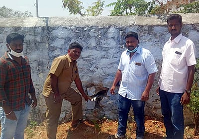 கட்டணம் செலுத்தாததால் 3 வீடுகளின் குடிநீா் இணைப்பு துண்டிப்பு