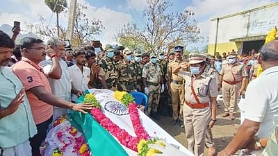 தீவிரவாத தாக்குதலில் எல்லை பாதுகாப்பு படை வீரர் பலி - சொந்த ஊரில் 21 குண்டுகள் முழங்க உடல் தகனம் 