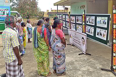 பரமத்தி அருகே தமிழக அரசின் சாதனை விளக்க புகைப்படக் கண்காட்சி