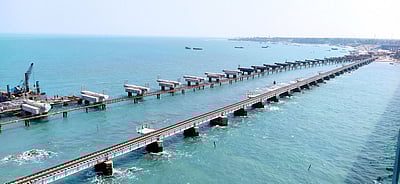 பாம்பன் புதிய ரயில் பாலகட்டுமானப் பணிகள் மந்தம்