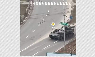 உக்ரைனில் கோரத்தாண்டவமாடும் ரஷியா: காரை அப்பளமாக நொறுக்கிய பீரங்கி