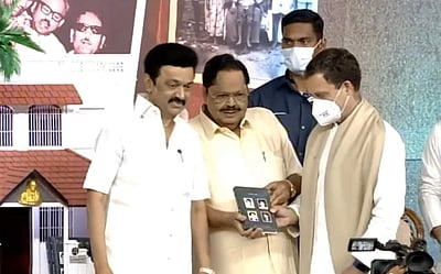 மு.க.ஸ்டாலினின் 'உங்களில் ஒருவன்' நூலை வெளியிட்டார் ராகுல் காந்தி