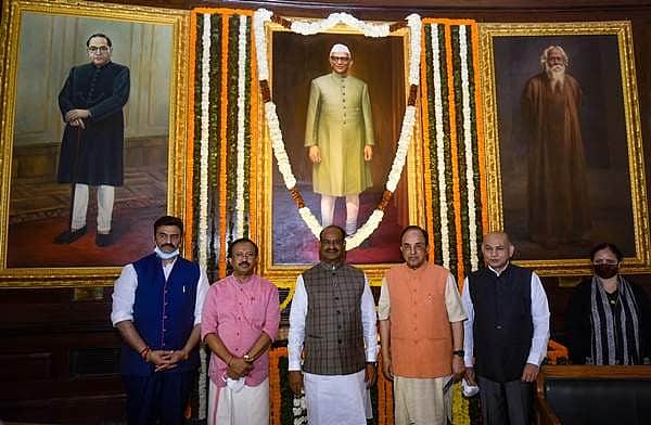 மொரார்ஜி தேசாய் எனும் மாமனிதரின் பிறந்தநாள்: தலைவர்கள் மரியாதை