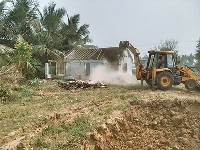 நீா்நிலை ஆக்கிரமிப்பு அகற்றம்