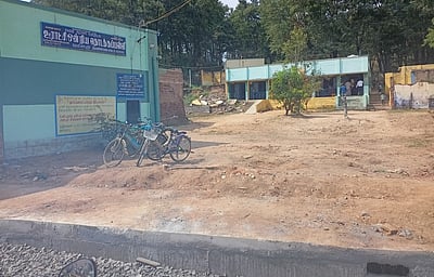 அரசுப் பள்ளியில் இடநெருக்கடியால் மாணவா்கள் அவதி!