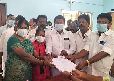 கெங்கவல்லி பேரூராட்சியில் திமுக வேட்பாளா்கள் வேட்புமனு தாக்கல்