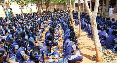 அரசுப் பள்ளி மாணவிகளுக்கு சுய பாதுகாப்பு விழிப்புணா்வு