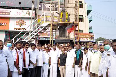 அண்ணா நினைவு நாள்: அரசியல் கட்சியினா் மாலை அணிவித்து மரியாதை