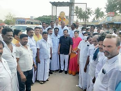 அண்ணாவின் நினைவு நாள்: கும்மிடிப்பூண்டியில் திமுகவினர் அனுசரிப்பு