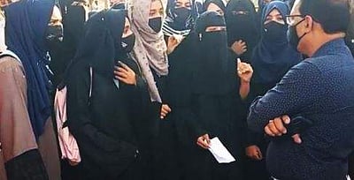 கர்நாடக கல்லூரிகளில் முஸ்லிம் மாணவிகள் ஹிஜாப் அணியத் தடை: வெடிக்கும் சர்ச்சை