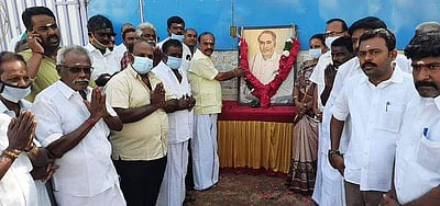 அண்ணா நினைவு நாள்: கோவில்பட்டியில் அதிமுகவினர் மாலை அணிவித்து மரியாதை