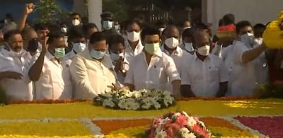 அண்ணா நினைவிடத்தில் முதல்வர் ஸ்டாலின் மரியாதை