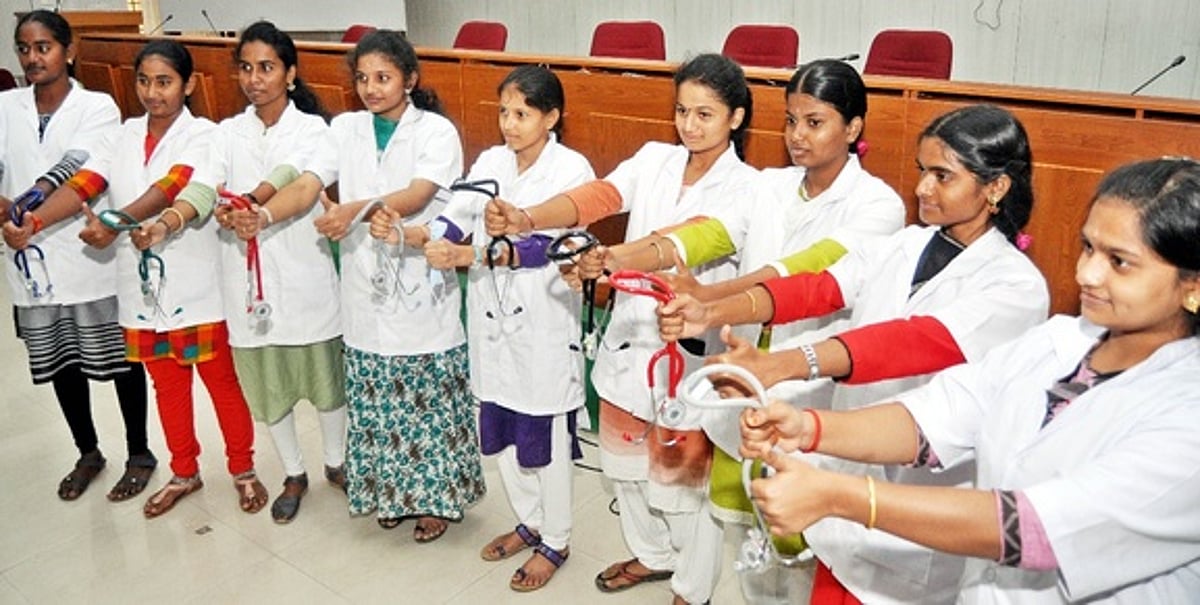 நீட் தோ்வு, 7.5 சதவீத உள்ஒதுக்கீடு மூலமாக எம்பிபிஎஸ் சோ்க்கை பெற்ற ஒரே அரசுப் பள்ளியைச் சோ்ந்த 9 மாணவிகள்!