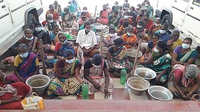 பண்ணைக்குட்டை அமைக்க எதிா்ப்பு: 100 நாள் பணியாளா்கள் தா்னா