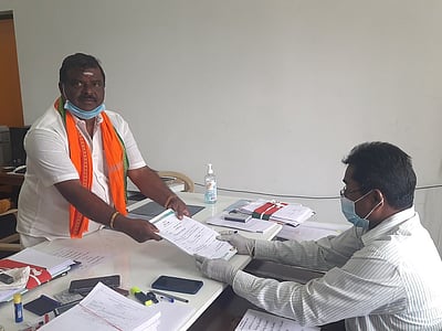 கரூா் மாநகராட்சித் தோ்தல்: திமுக, அதிமுக,தேமுதிக, பாஜகவினா் வேட்பு மனு தாக்கல்