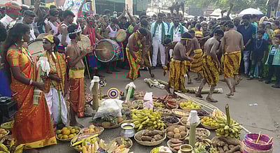 பழனி முருகனுக்கு மலைக்குறவா்கள் சீா்வரிசை