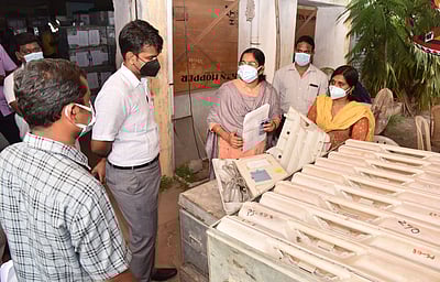 வாக்குச் சாவடிகளுக்கு மின்னணு வாக்குப் பதிவு இயந்திரங்கள் ஒதுக்கீடு: மாநகராட்சி ஆணையா் ஆய்வு