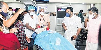 'பாம்பு மீட்பர்' வாவா சுரேஷின் உடல்நிலையில் முன்னேற்றம்: மருத்துவமனை தகவல்