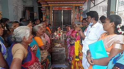 கோயிலில் வைத்து வாக்குறுதி அளித்து அதிமுக வேட்பாளர் வேட்புமனுத் தாக்கல்