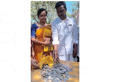 கம்பத்தில் வைப்புத் தொகை கட்ட சில்லரை காசுகளாக கொண்டு வந்த திமுக பெண் வேட்பாளர்