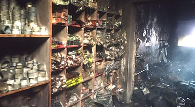 எடப்பாடி அருகே எலக்ட்ரிக்கல் கடையில் தீ விபத்து: பல லட்சம் மதிப்பிலான மின்சாதனப் பொருள்கள் சேதம்