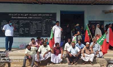 பொருள் வாங்க நிா்ப்பந்தம்: ரேஷன் கடை முற்றுகை