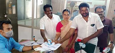 கம்பத்தில் அதிமுக, திமுக வேட்பாளா்கள் மனு தாக்கல்