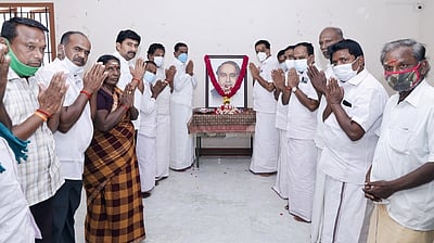 கரூரில் அண்ணா நினைவு தினம் அனுசரிப்பு