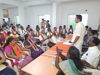 கரூா் மாநகராட்சி தோ்தலில் பாஜக சாா்பில் போட்டியிடும் வேட்பாளா் அறிமுகக் கூட்டம்