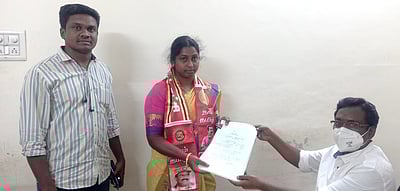 ஒட்டன்சத்திரம் நகராட்சியில் திமுக, அதிமுக வேட்பாளா்கள் மனு தாக்கல்