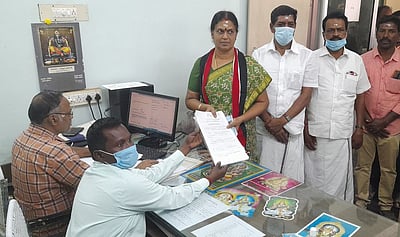 புதுக்கோட்டை நகராட்சி அதிமுக வேட்பாளா்கள் மனுத்தாக்கல்