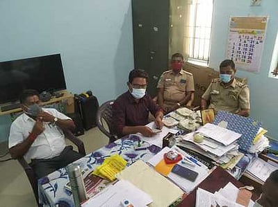 திருவாடானை அருகே ஆவணங்களின்றி கொண்டு செல்லப்பட்ட ரூ.9 லட்சம் பறிமுதல்